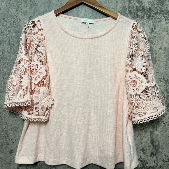 Nice top with lace detail sleeves - Picture 8 of 13